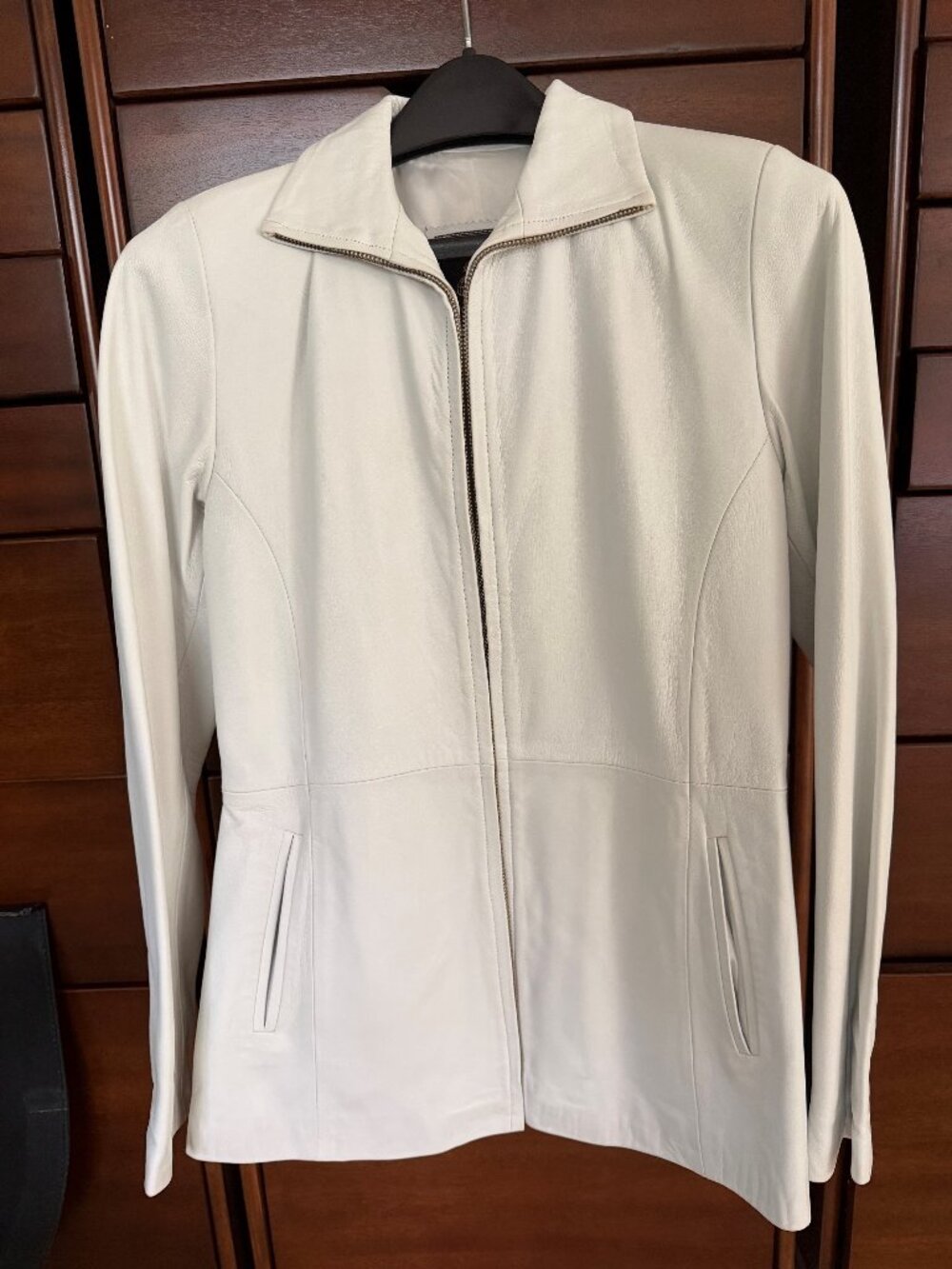 This Massimo Vera Pelle, Made in Italy, Classic ladies white leather jacket in